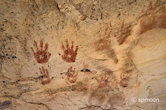 Handprint pictograph at Monarch Cave Ruin in Butler Wash, Comb Ridge, Utah